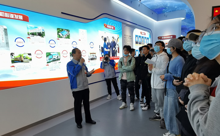 景书记从28圈注册网站的品牌、企业理念、公司规模、全球结构等方面先容了公司