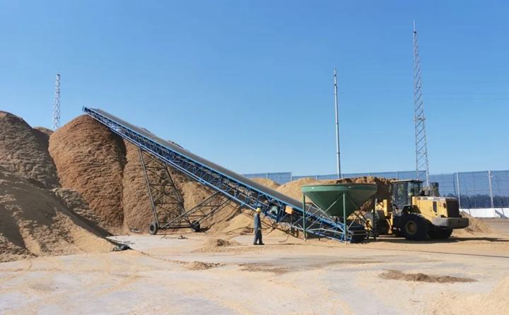 我与周围的姐妹扭曲纠缠从大米加工厂被货车拉到一个叫广东生物质燃料公司的地方，，，开启了我的变形记