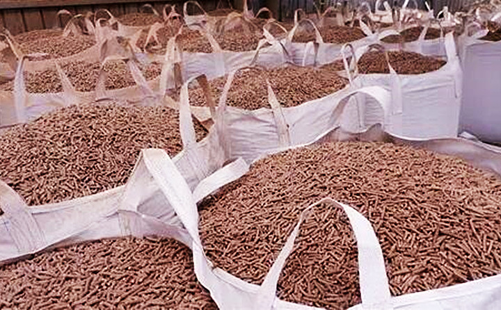 生物质颗；；；；；庸さ目帕Ｈ剂，，，，，，，，一袋袋整齐的摆放在锅炉旁。。。。。。