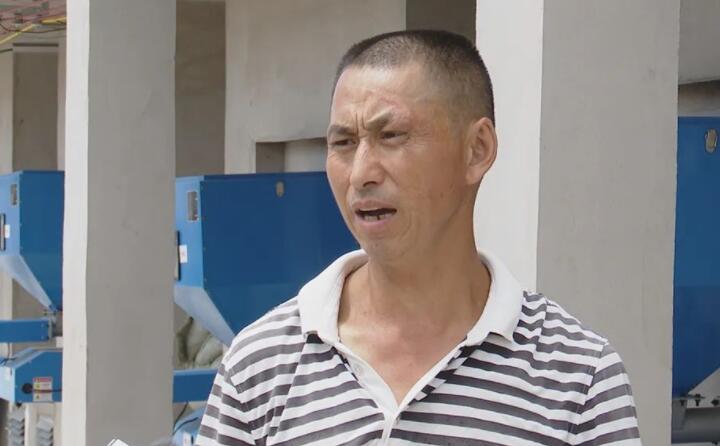 烟农代兴祥说：“生物质燃料烤烟用起来比原煤要利便的多，，，，，像以前烧原煤时，，，，，天天晚上都要起来添煤，，，，，现在这个烤房只要把箱子内里加满，，，，，它基本上可以管四个小时，，，，，现在我们一小我私家可以烧十几间烤房，，，，，人工这方面要节约许多。。。。。。。”