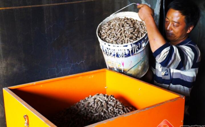 面临施甸县善云烤烟相助社认真人段自学的来访，，，，，，施甸县仁和镇菠萝村村民李应良兴奋得合不拢嘴。。。。。“生物质燃料颗粒效果太好了，，，，，，光请工的本钱就比原来烧煤柴烤镌汰了2个、每炉的烘烤本钱降低了168元。。。。。这种算下来，，，，，，今年我家大春作物亩产值可增添200来块！作物收入就增添了17000多元。。。。。”