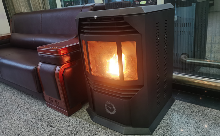 一位村民说：“这个炉子用起来既利便又卫生清洁，，，，，，又不担心煤气中毒，，，，，，对我们晚年人来说是既实惠又利便。。。。”