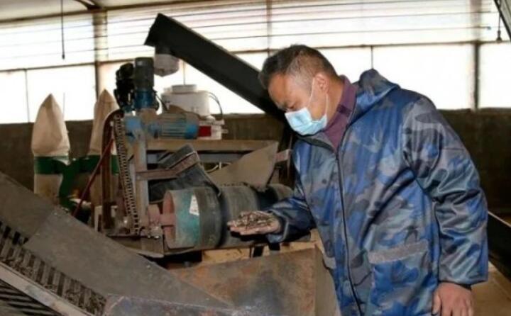 公司日爆发物质颗粒燃料15吨，，，，，，，，满负荷生产可达30吨，，，，，，，，主要销往县内洗涤厂、豆腐厂、桑拿房等。。。。。。。